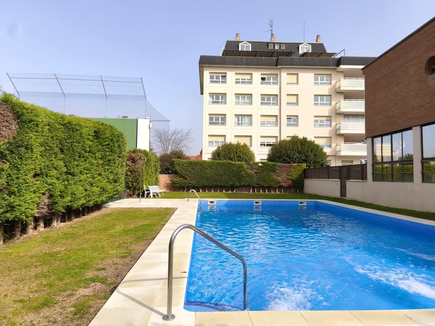 Piscina de Casa o xalet en venda en  Logroño amb Calefacció, Jardí privat i Parquet