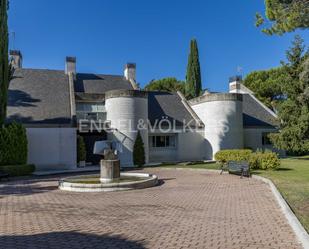 Vista exterior de Casa o xalet en venda en Pozuelo de Alarcón amb Aire condicionat, Terrassa i Piscina