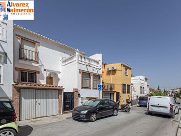 Adossat en venda a Calle CHECOSLOVAQUIA