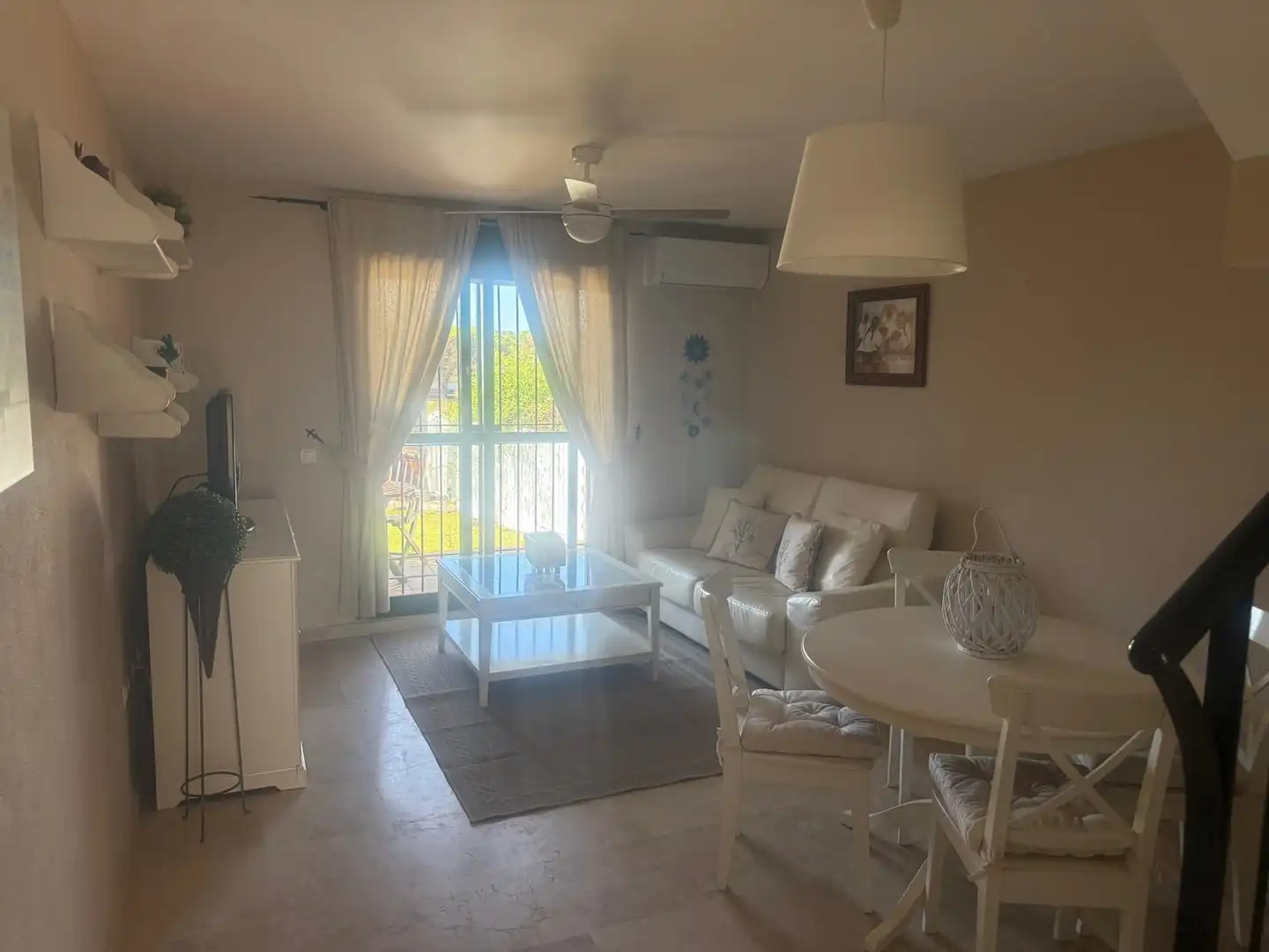 Sala d'estar de Casa adosada en venda en Chiclana de la Frontera amb Aire condicionat, Calefacció i Jardí privat