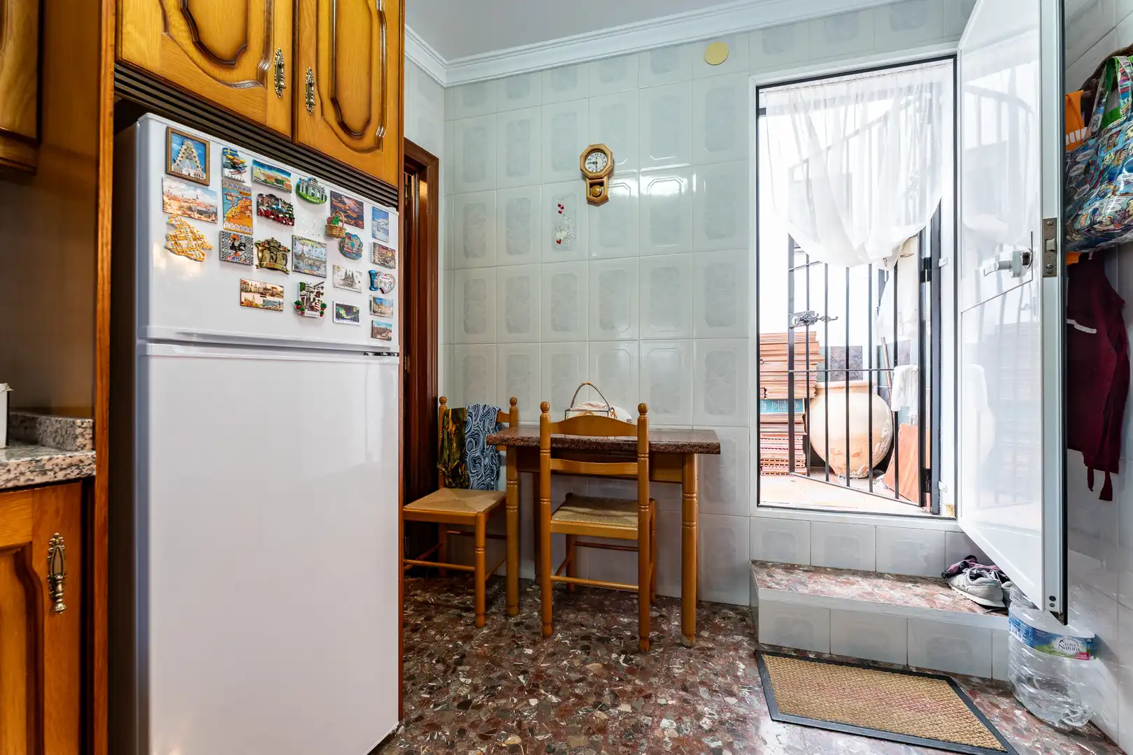 Küche von Einfamilien-Reihenhaus zum Verkauf in Sayalonga mit Terrasse und Balkon