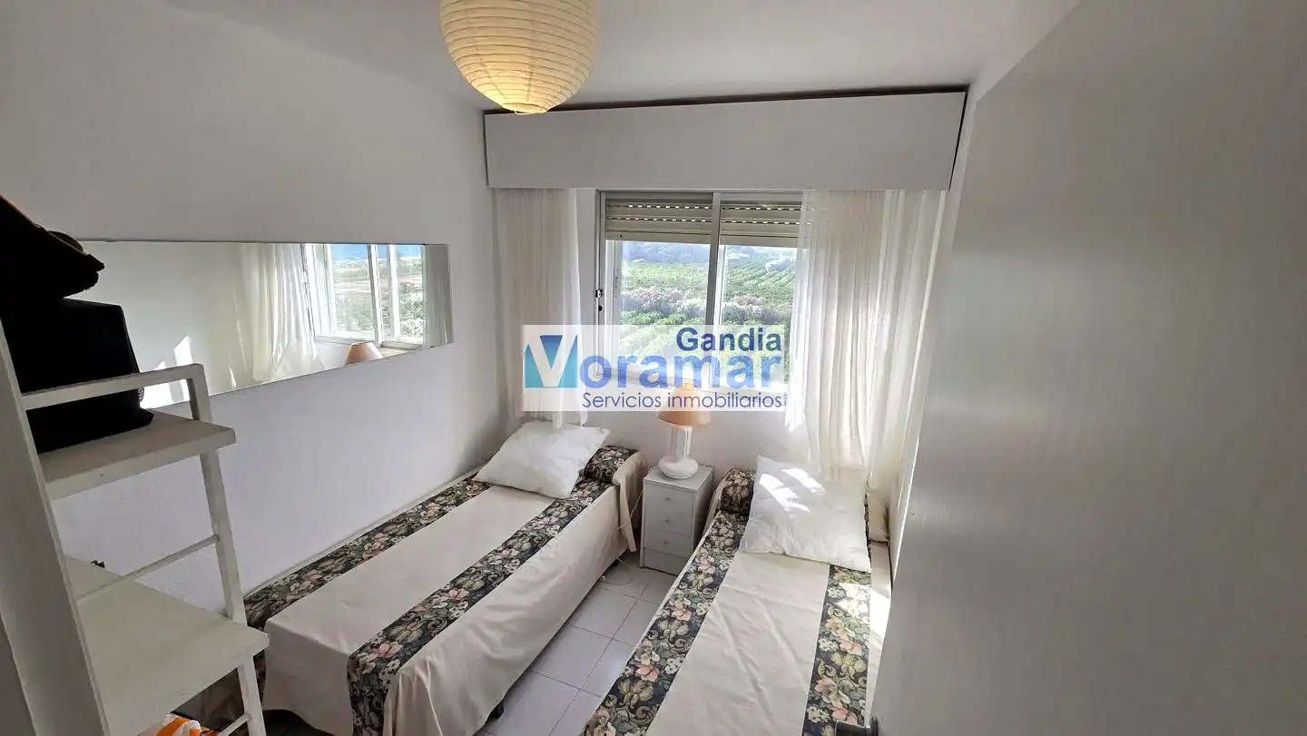 Dormitori de Apartament de lloguer en Gandia amb Terrassa, Moblat i Piscina comunitària