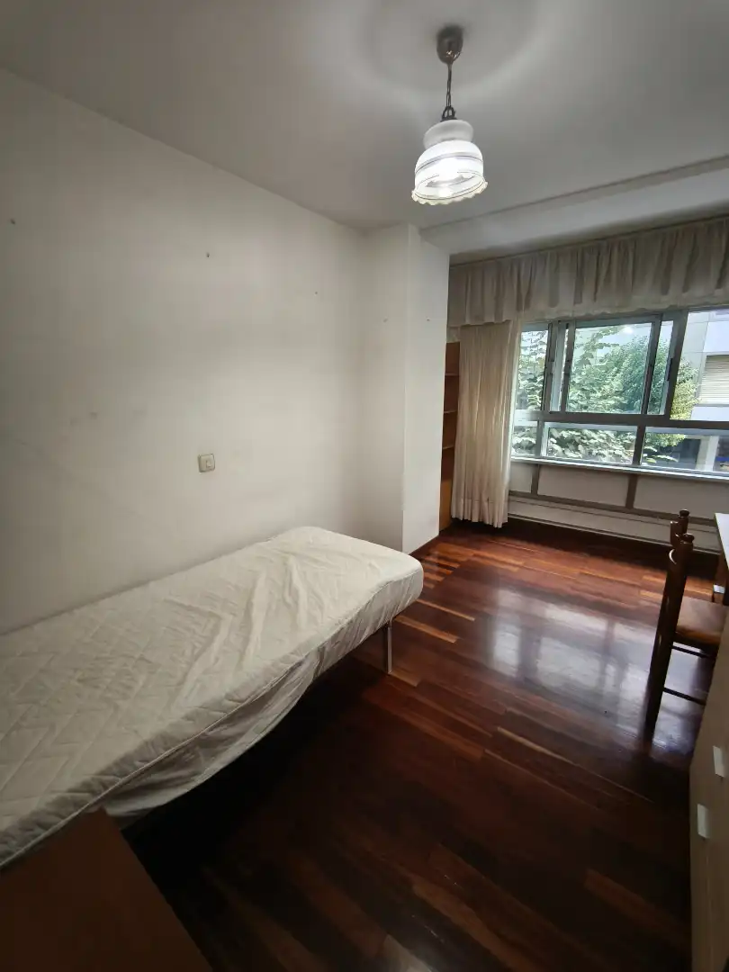 Bedroom of Flat for rent in Santiago de Compostela   with Heating, Parquet flooring and Furnished
