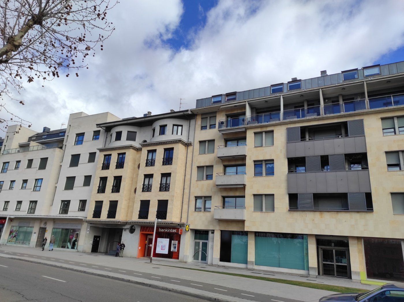 Vista exterior de Dúplex en venda en León Capital  amb Calefacció i Parquet