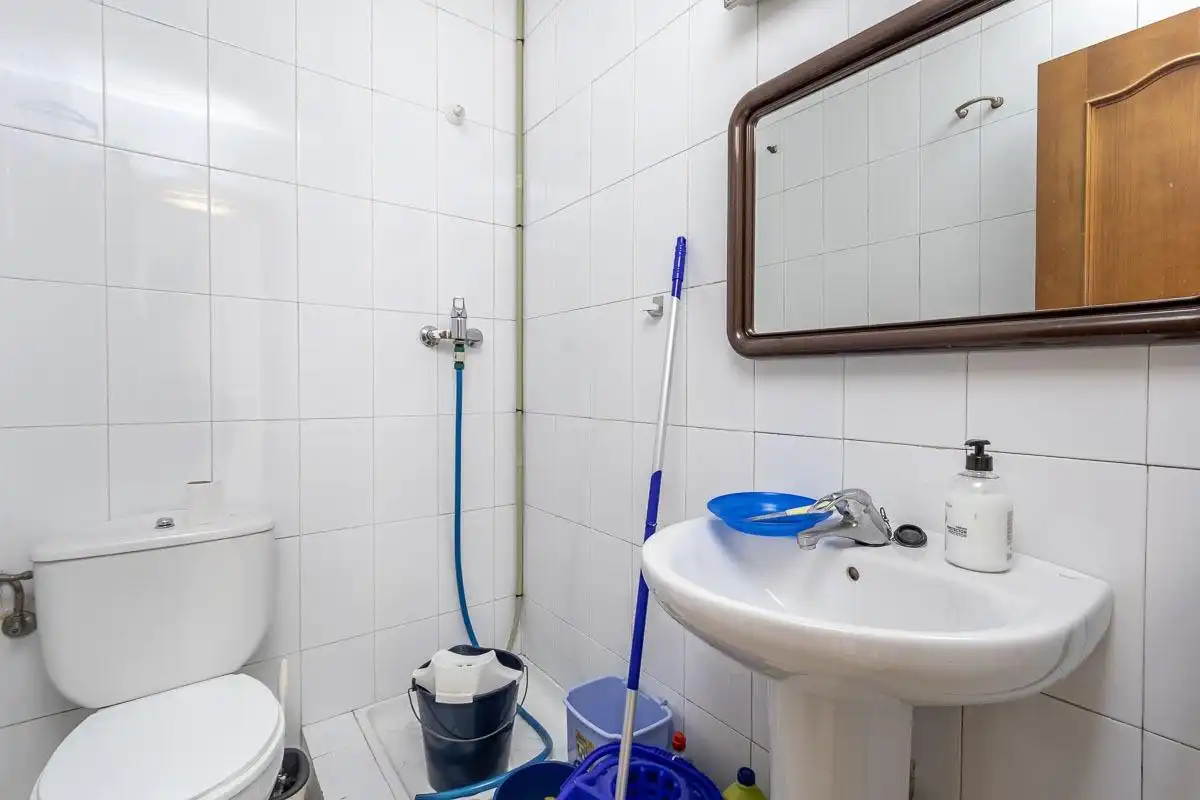 Baño de Local en venta en Granada con Aire acondicionado