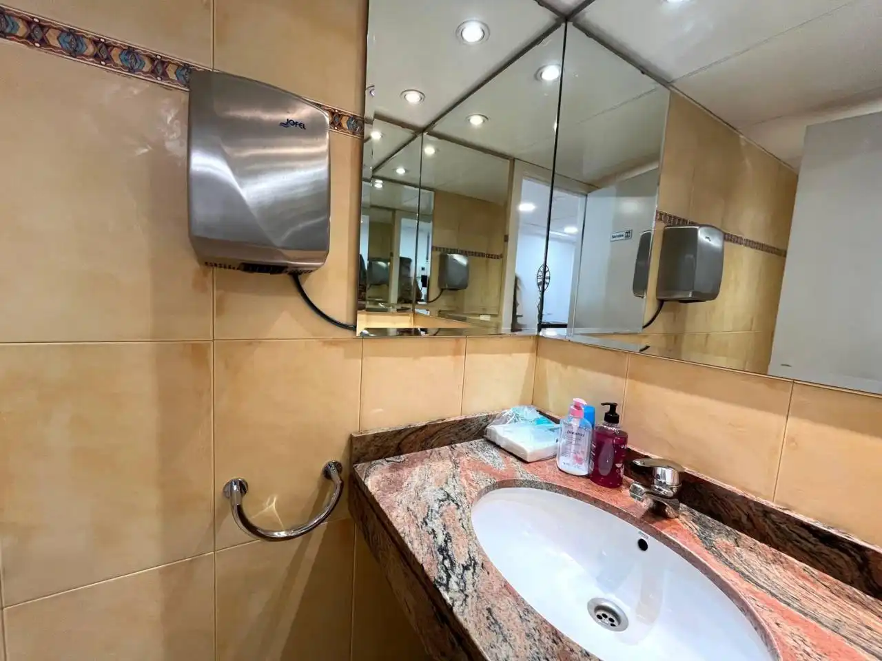Bany de Oficina de lloguer en Girona amb Aire condicionat