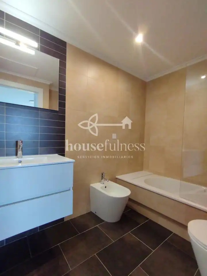 Badezimmer von Wohnungen zur Miete in Ferrol mit Heizung, Abstellraum und Möbliert