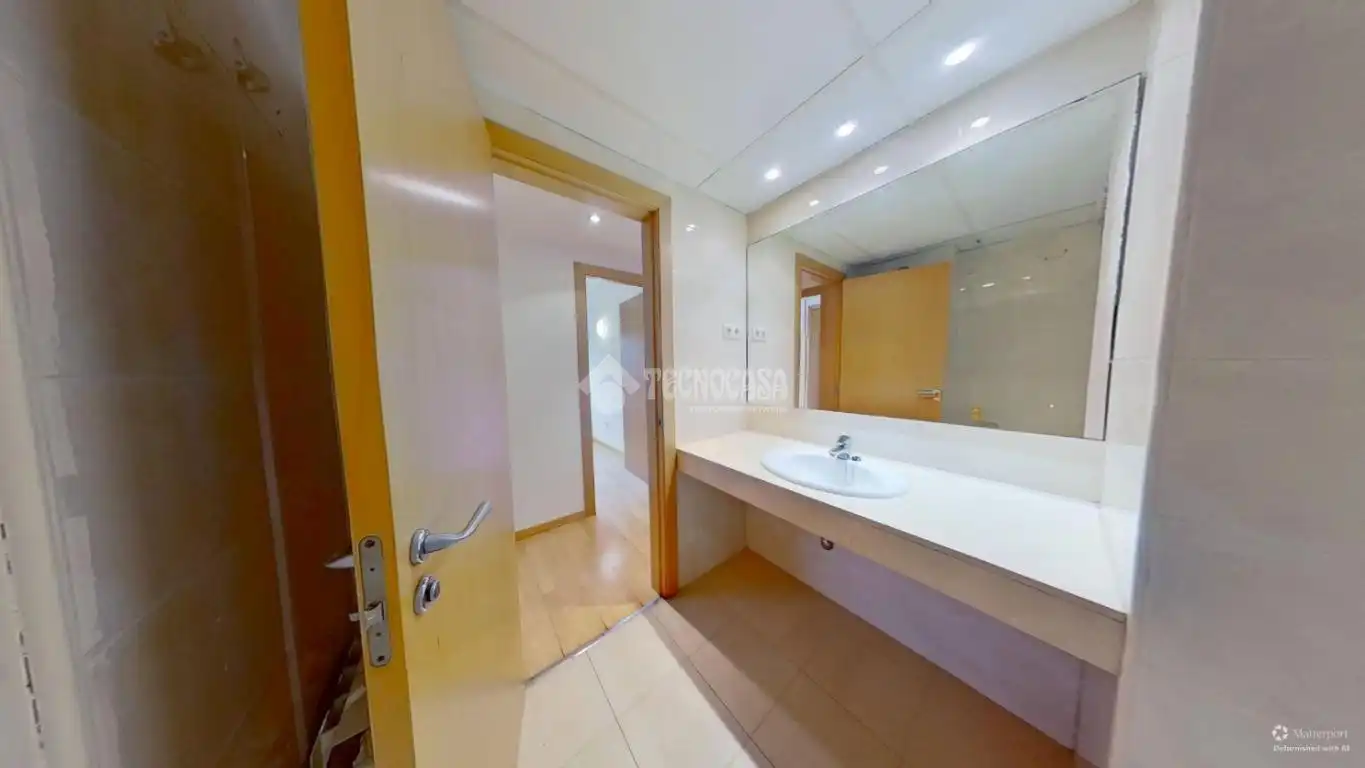 Baño de Piso en venta en Sabadell con Aire acondicionado, Calefacción y Balcón