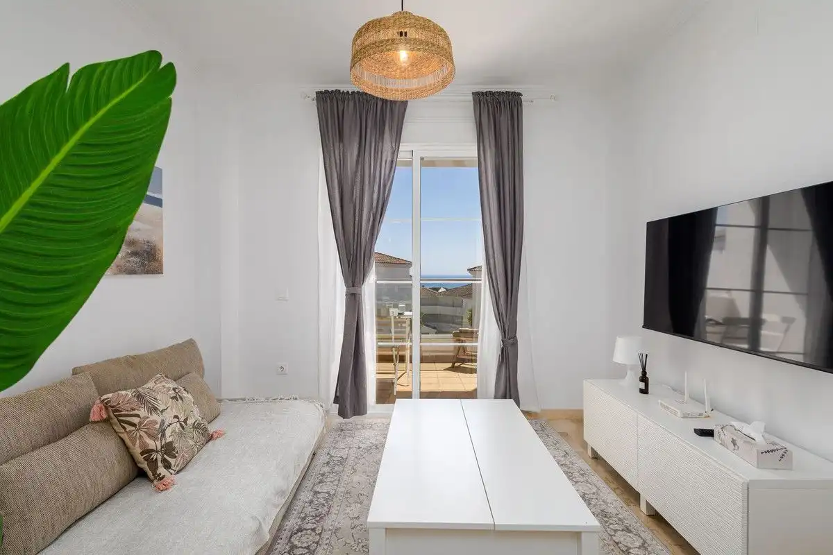 Sala d'estar de Apartament de lloguer en Manilva amb Aire condicionat, Calefacció i Terrassa