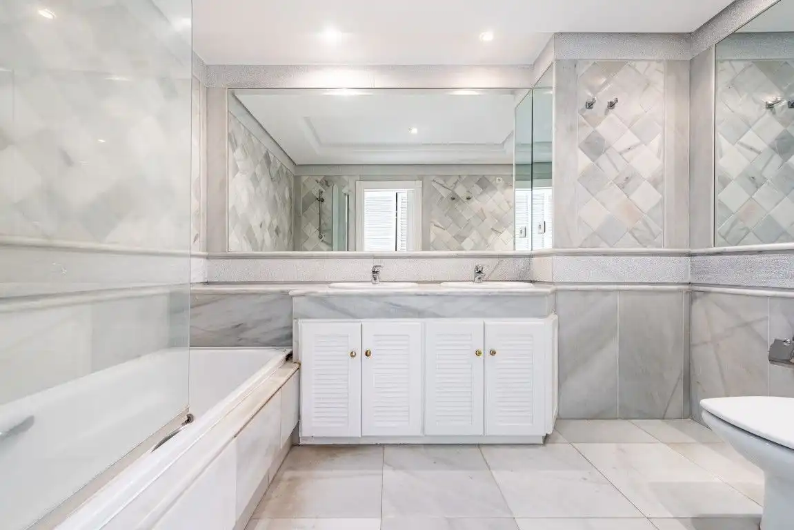 Baño de Apartamento en venta en Marbella con Aire acondicionado, Calefacción y Trastero