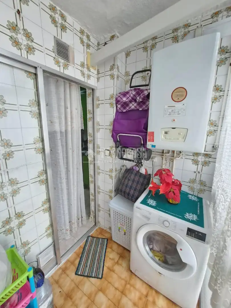 Baño de Piso en venta en Parla con Calefacción y Terraza