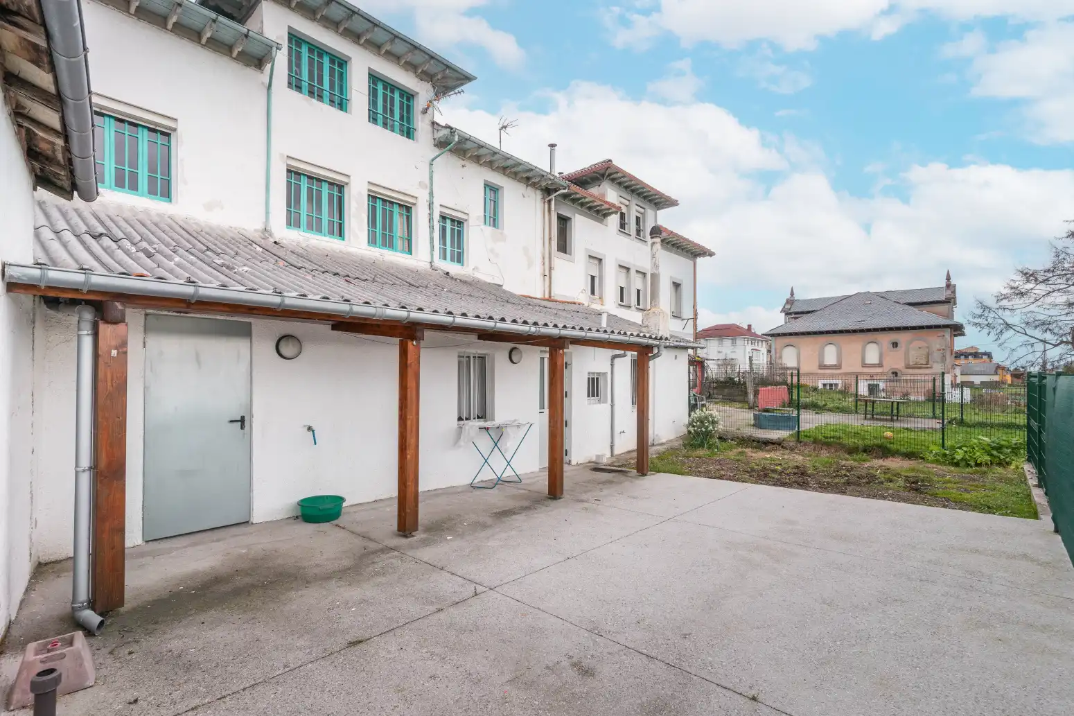 Vista exterior de Casa adosada en venta en Salas con Parquet, Terraza y Trastero