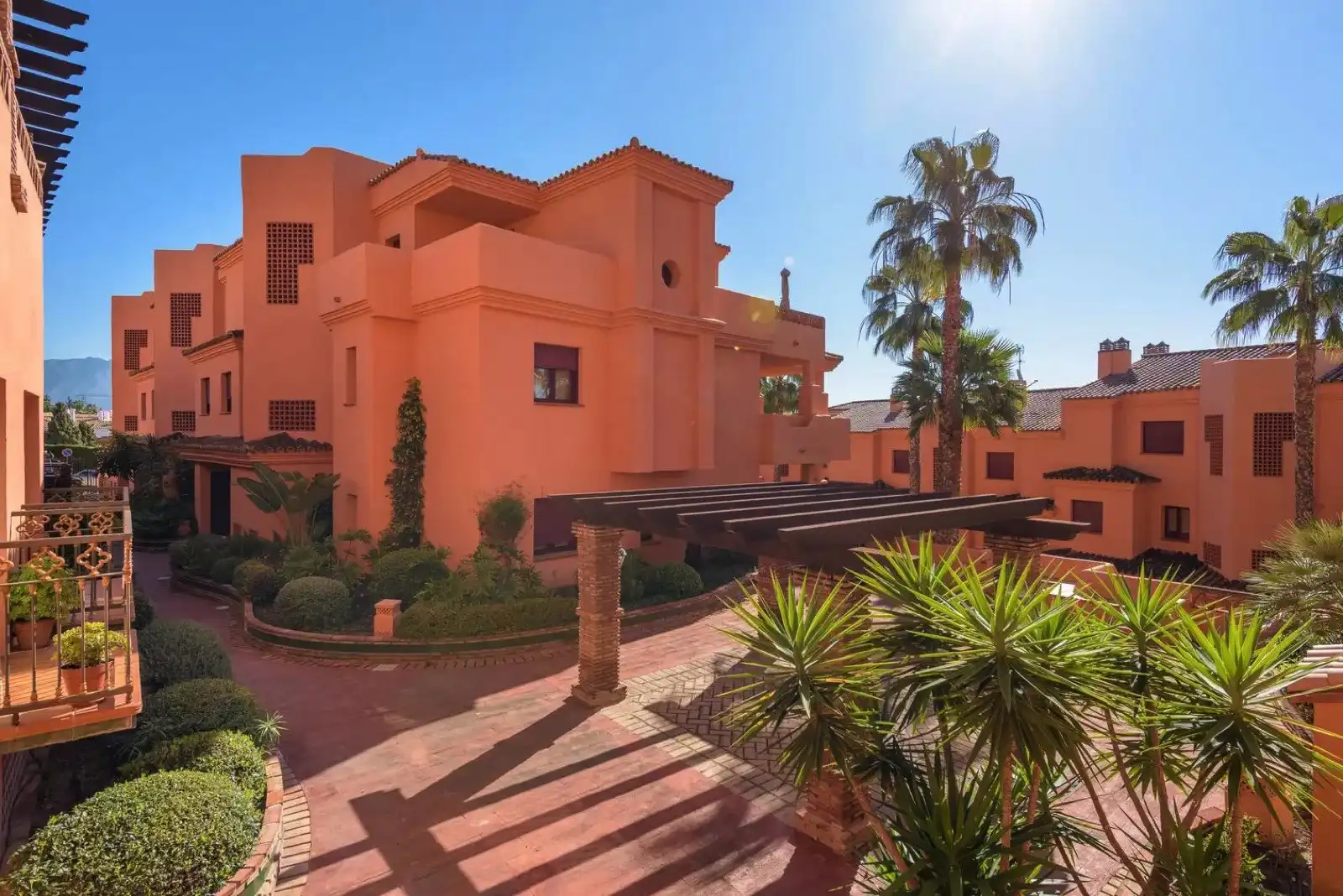 Vista exterior de Planta baja en venta en Estepona con Aire acondicionado, Terraza y Piscina