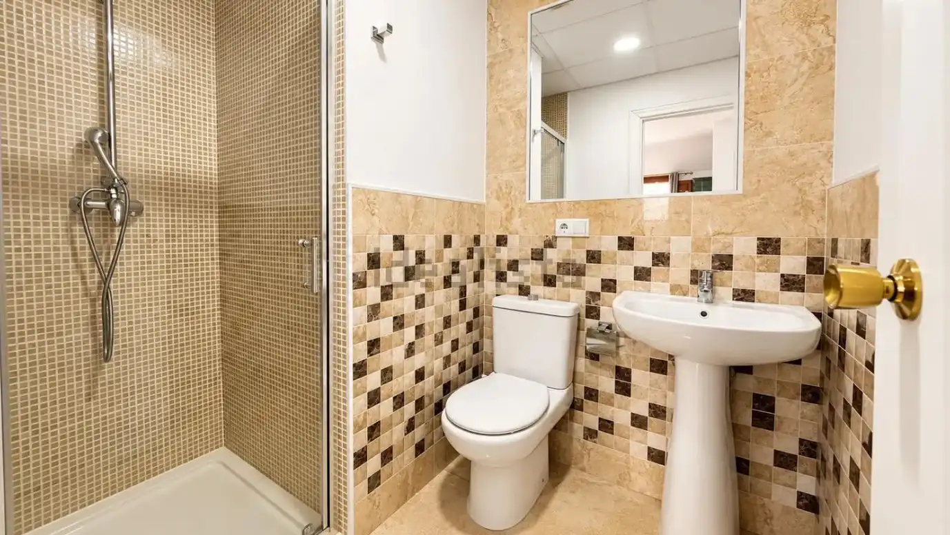 Bathroom of Attic for rent in Granada  with Air Conditioner, Heating and Terrace