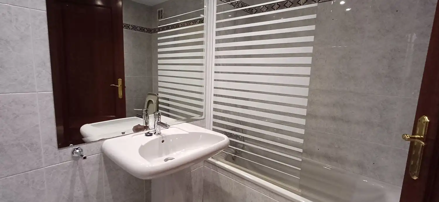 Badezimmer von Wohnung zur Miete in Gijón  mit Heizung, Abstellraum und Schwimmbad