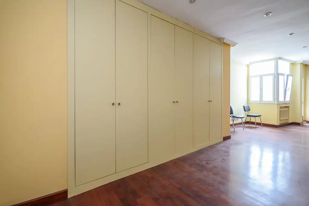 Dormitori de Oficina en venda en Oviedo 