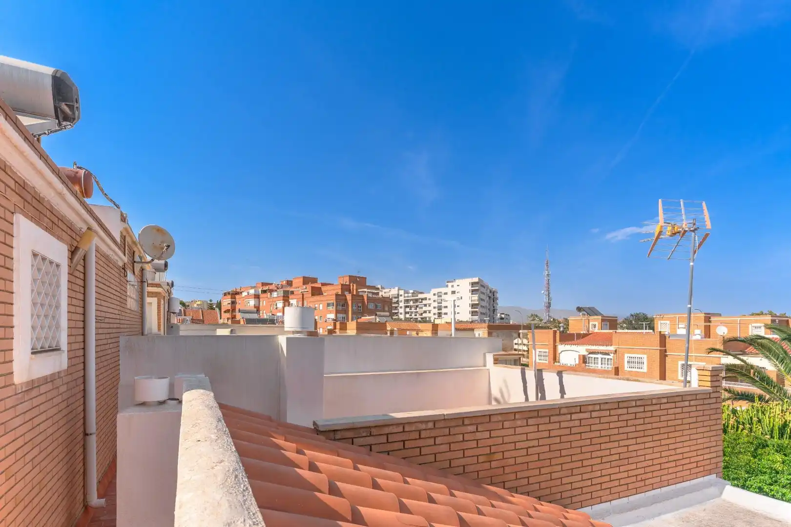 Vista exterior de Dúplex en venda en Almería amb Aire condicionat, Calefacció i Jardí privat