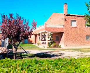 Exterior view of House or chalet for sale in  Lleida Capital  with Terrace and Swimming Pool