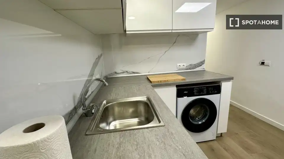 Cuina de Pis de lloguer en L'Hospitalet de Llobregat amb Aire condicionat, Calefacció i Moblat