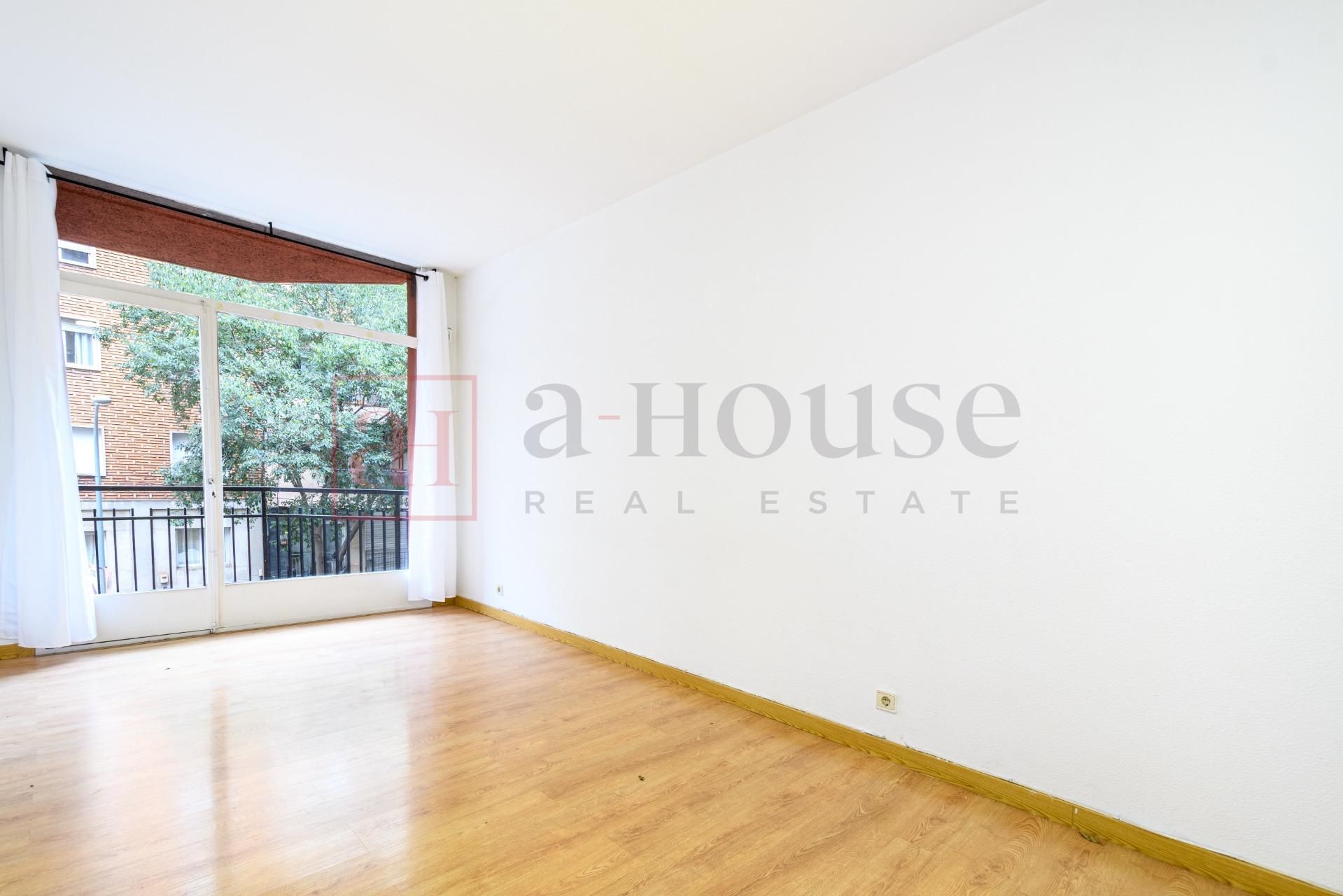 Exterior view of Flat for sale in  Barcelona Capital  with Balcony and Alarm