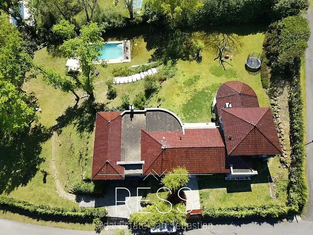 Vista exterior de Casa o xalet en venda en Hondarribia amb Aire condicionat, Jardí privat i Terrassa