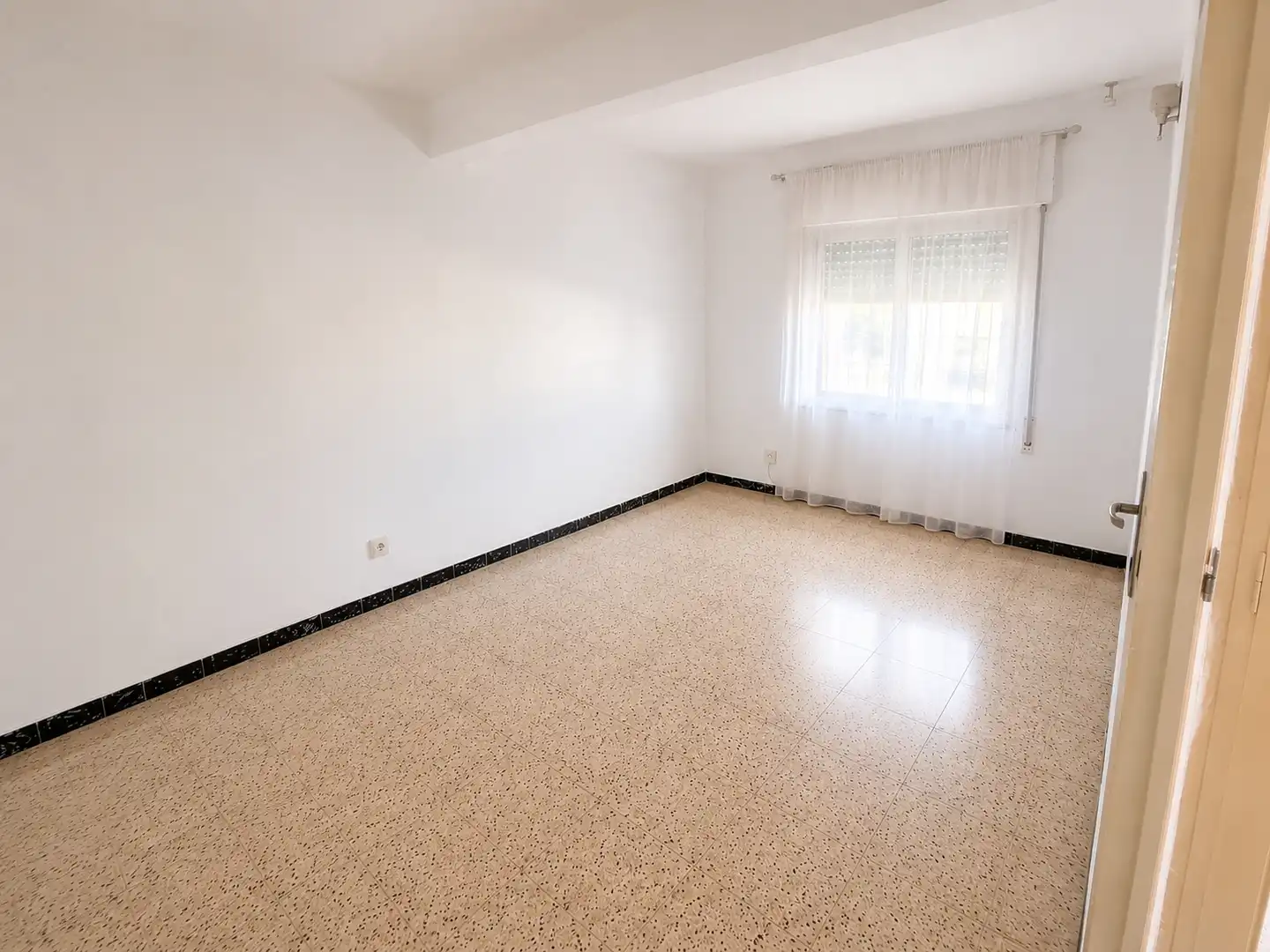 Schlafzimmer von Wohnung zum Verkauf in Santa Coloma de Gramenet mit Klimaanlage, Heizung und Balkon