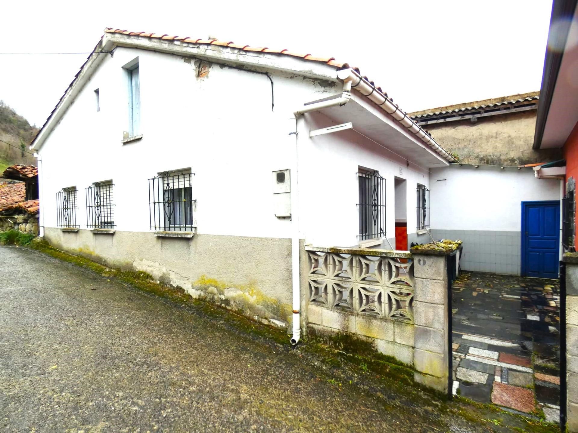 Vista exterior de Casa adosada en venda en Quirós amb Jardí privat, Terrassa i Traster