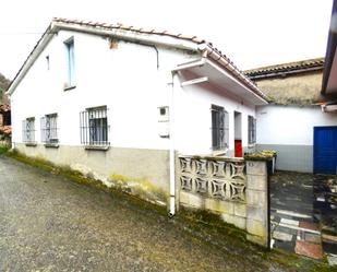 Vista exterior de Casa adosada en venda en Quirós amb Jardí privat, Terrassa i Traster