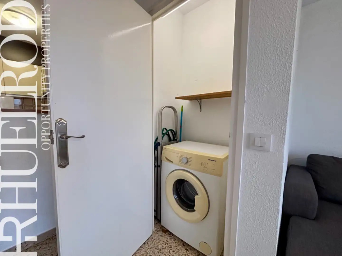 Schlafzimmer von Dachboden zum Verkauf in Calella mit Terrasse, Ofen und Internet