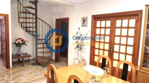 Casa con cuatro dormitorios y amplio garaje en Barrio Apolonia