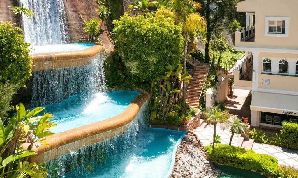 Schwimmbecken von Büro zum Verkauf in Marbella mit Klimaanlage
