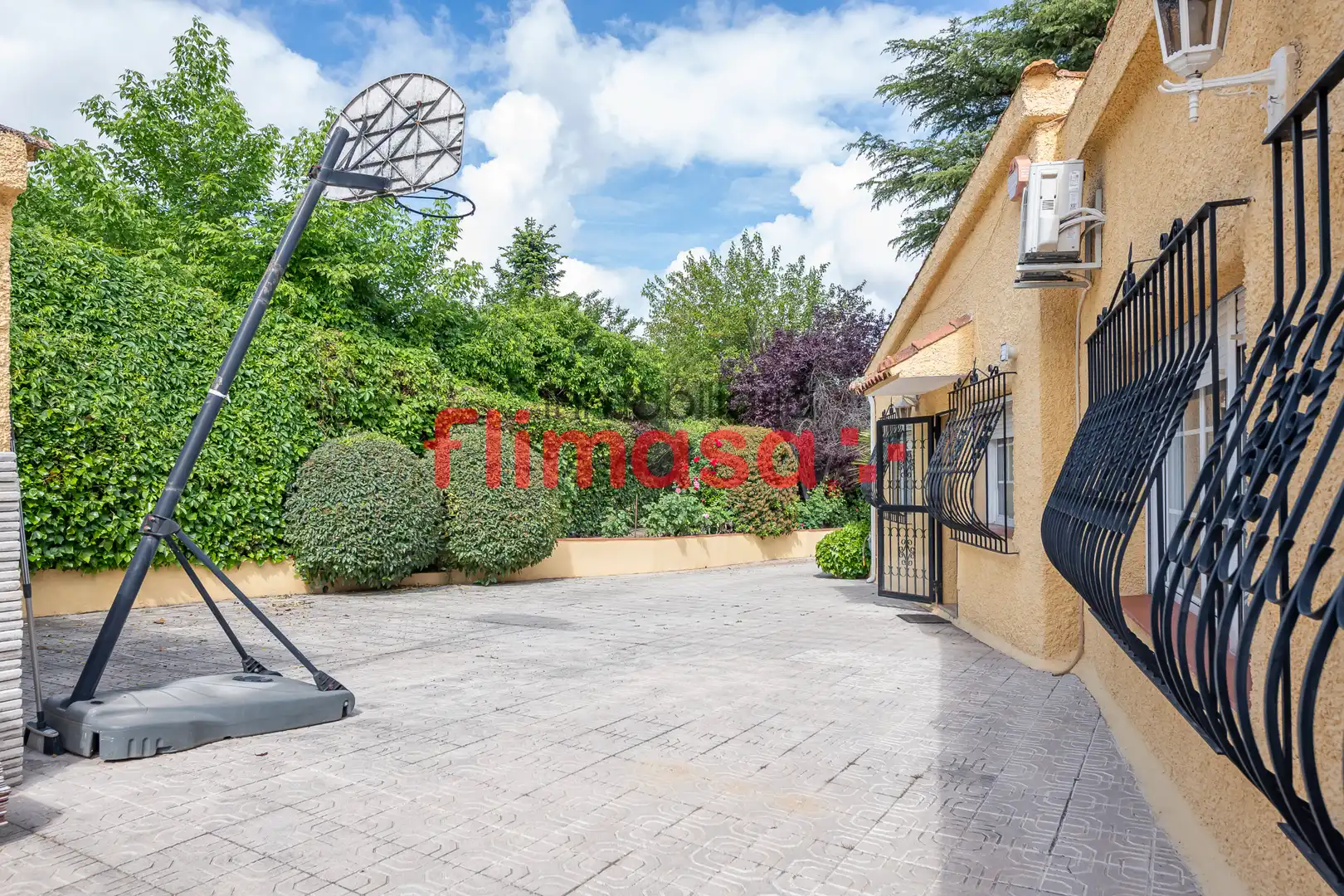 Exterior view of Houses for sale in Villaviciosa de Odón  with Air Conditioner, Heating and Private garden