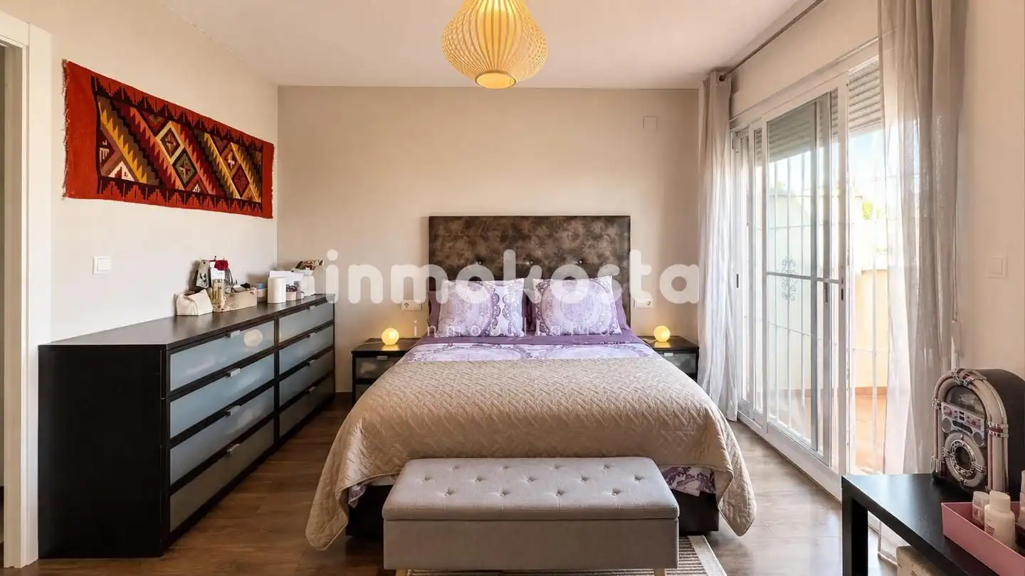 Dormitori de Casa adosada en venda en La Nucia amb Aire condicionat, Jardí privat i Terrassa