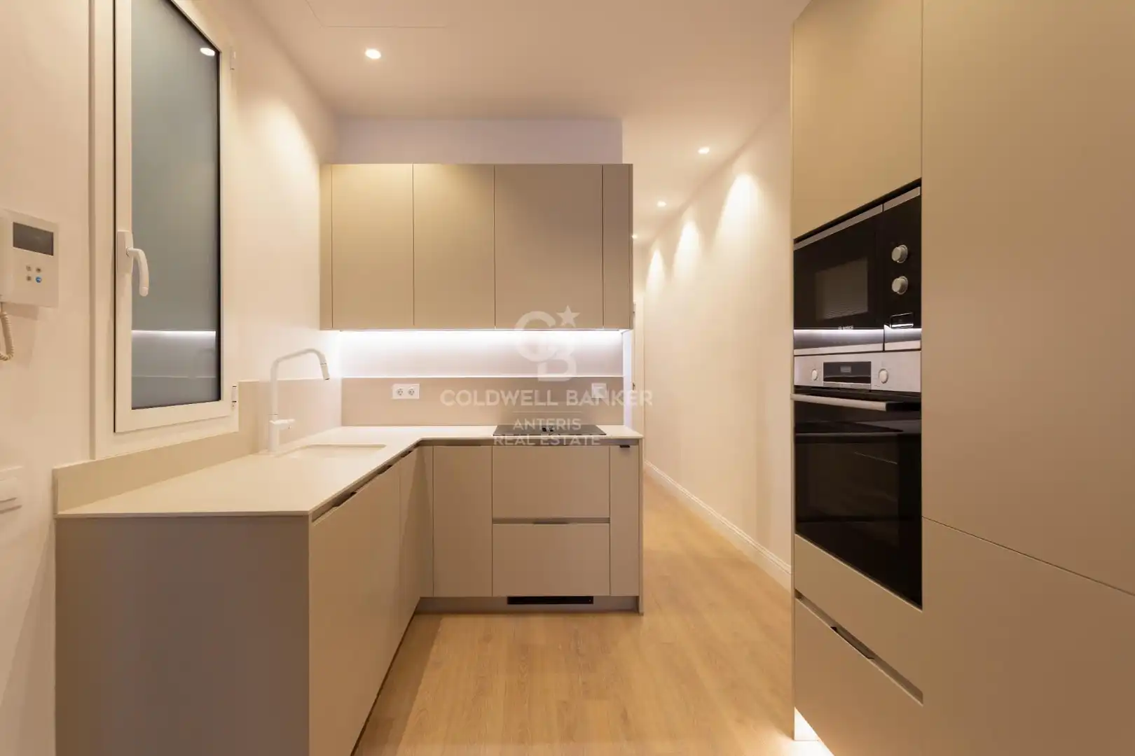 Küche von Wohnung zum Verkauf in Barcelona mit Klimaanlage, Heizung und Balkon