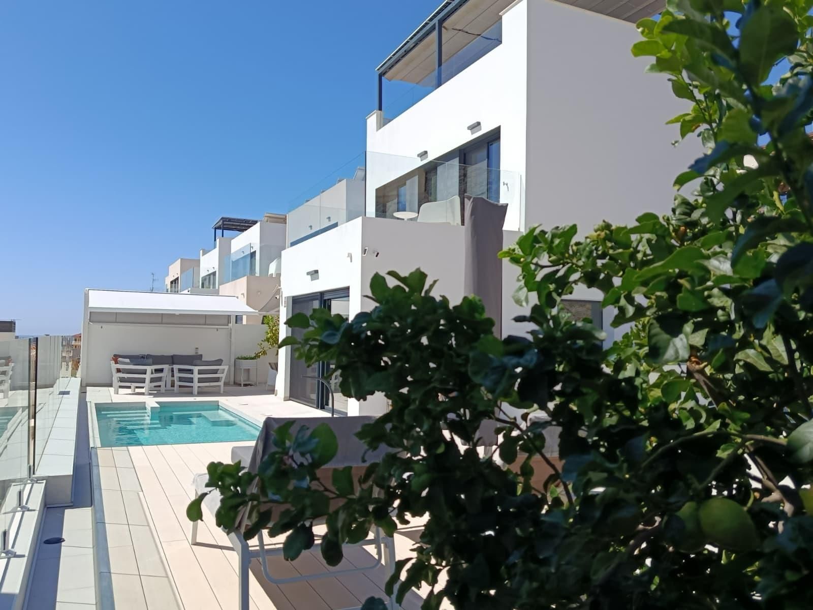 Vista exterior de Casa o xalet en venda en Águilas amb Aire condicionat, Calefacció i Jardí privat