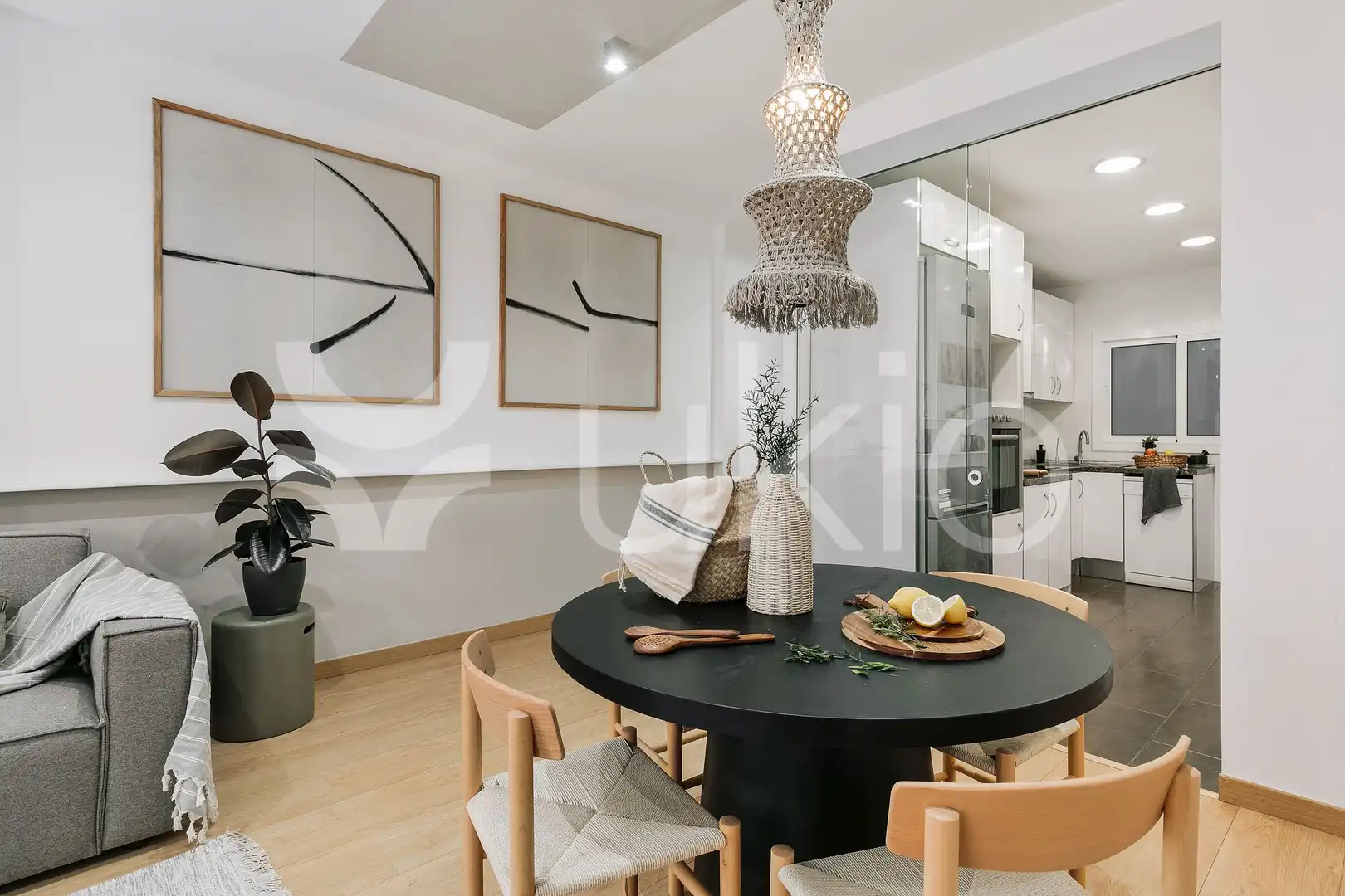 Comedor de Apartamento de alquiler en Barcelona con Aire acondicionado, Calefacción y Amueblado