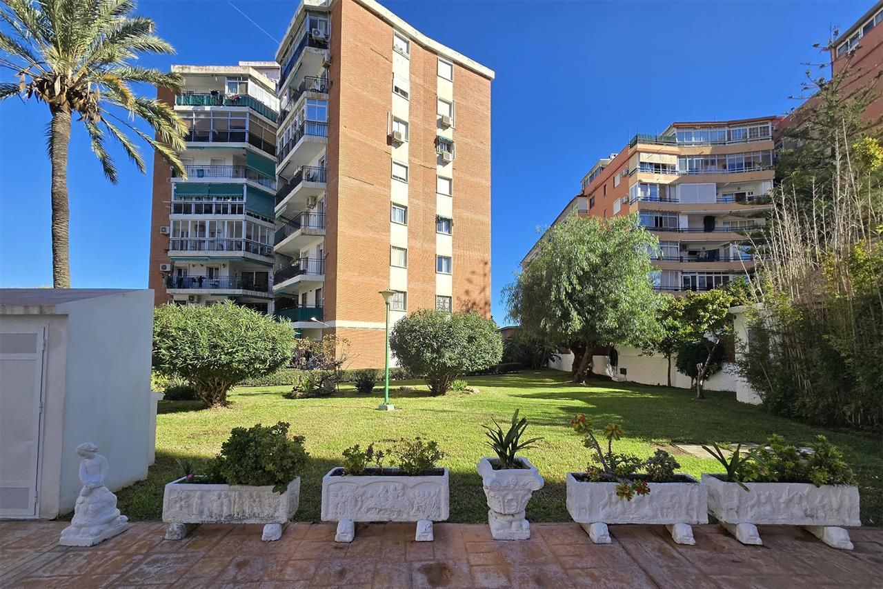 Vista exterior de Pis en venda en Torremolinos amb Piscina