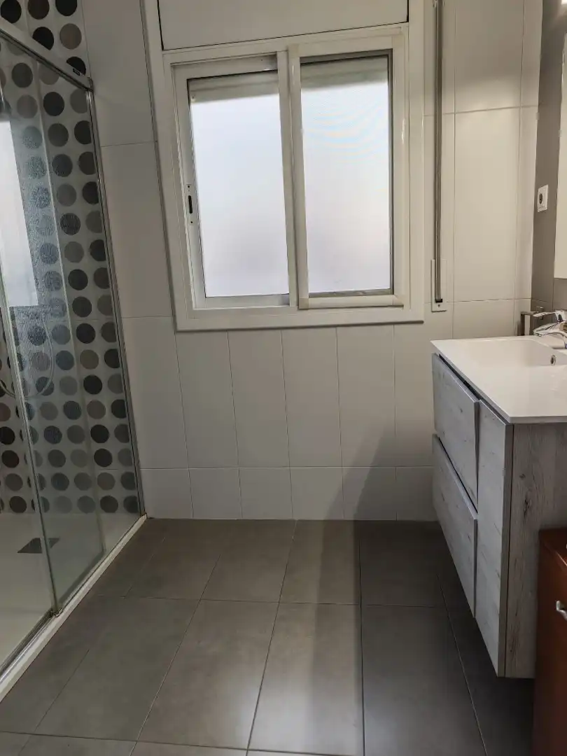 Badezimmer von Einfamilien-Reihenhaus zum Verkauf in Cubelles mit Klimaanlage, Heizung und Privatgarten