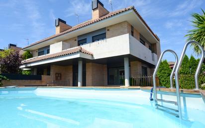 Exterior view of Single-family semi-detached for sale in Villanueva de la Cañada  with Air Conditioner and Terrace