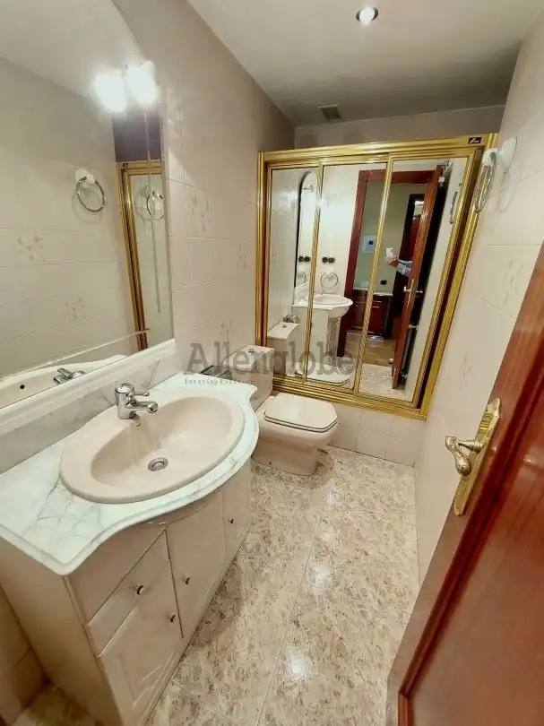Bathroom of Flat for rent in Oviedo   with Heating