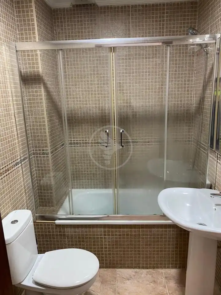 Bany de Pis en venda en Linares amb Aire condicionat