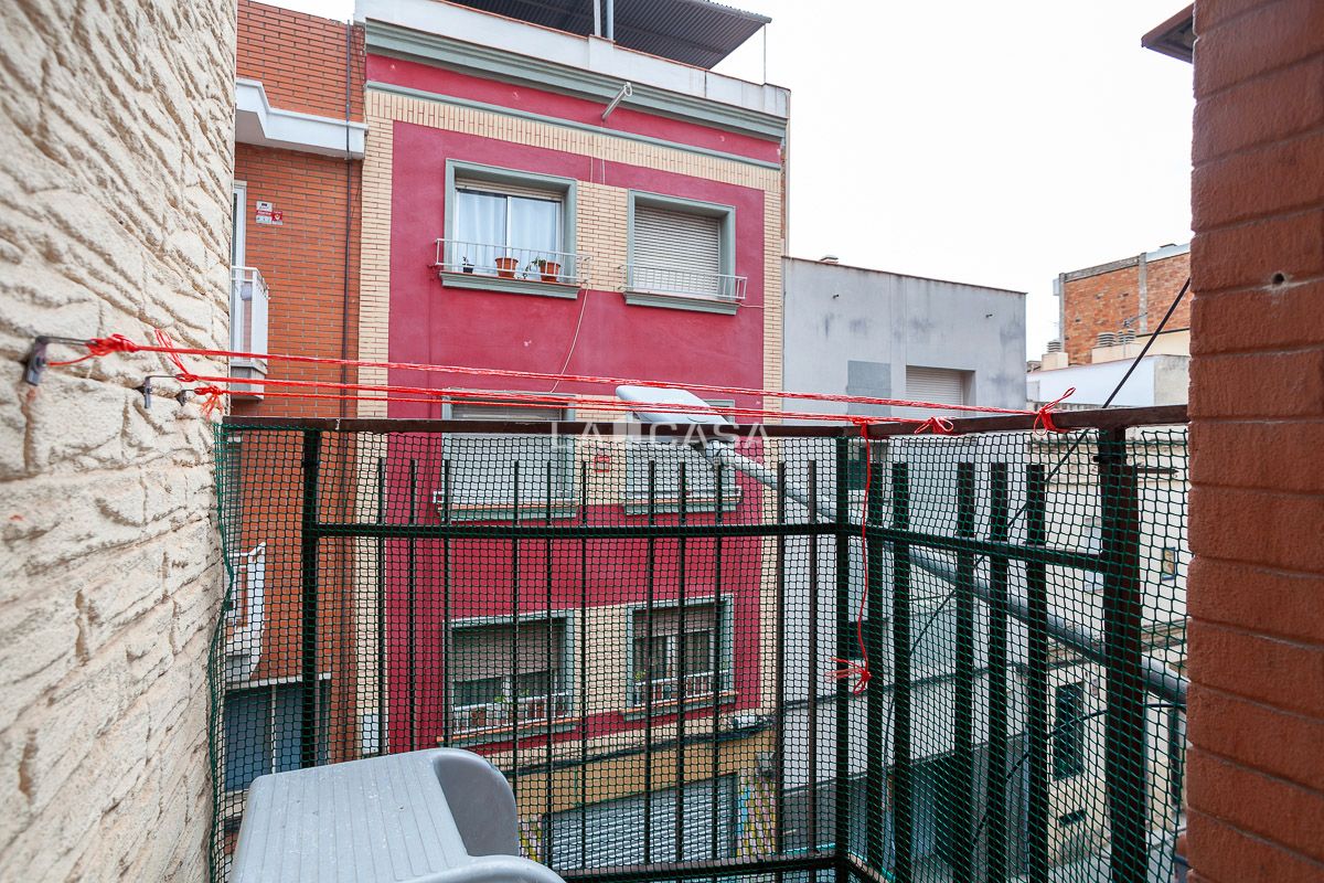 Vista exterior de Pis en venda en L'Hospitalet de Llobregat amb Balcó
