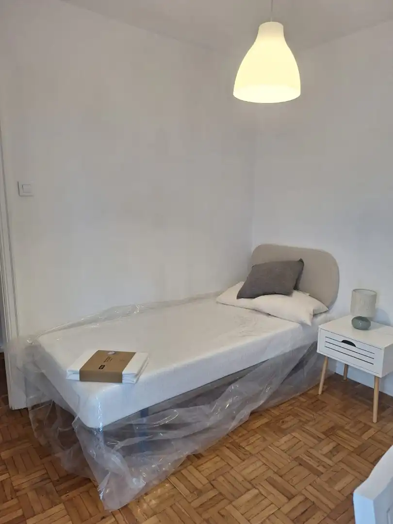 Dormitori de Pis de lloguer en Gijón  amb Calefacció, Parquet i Balcó