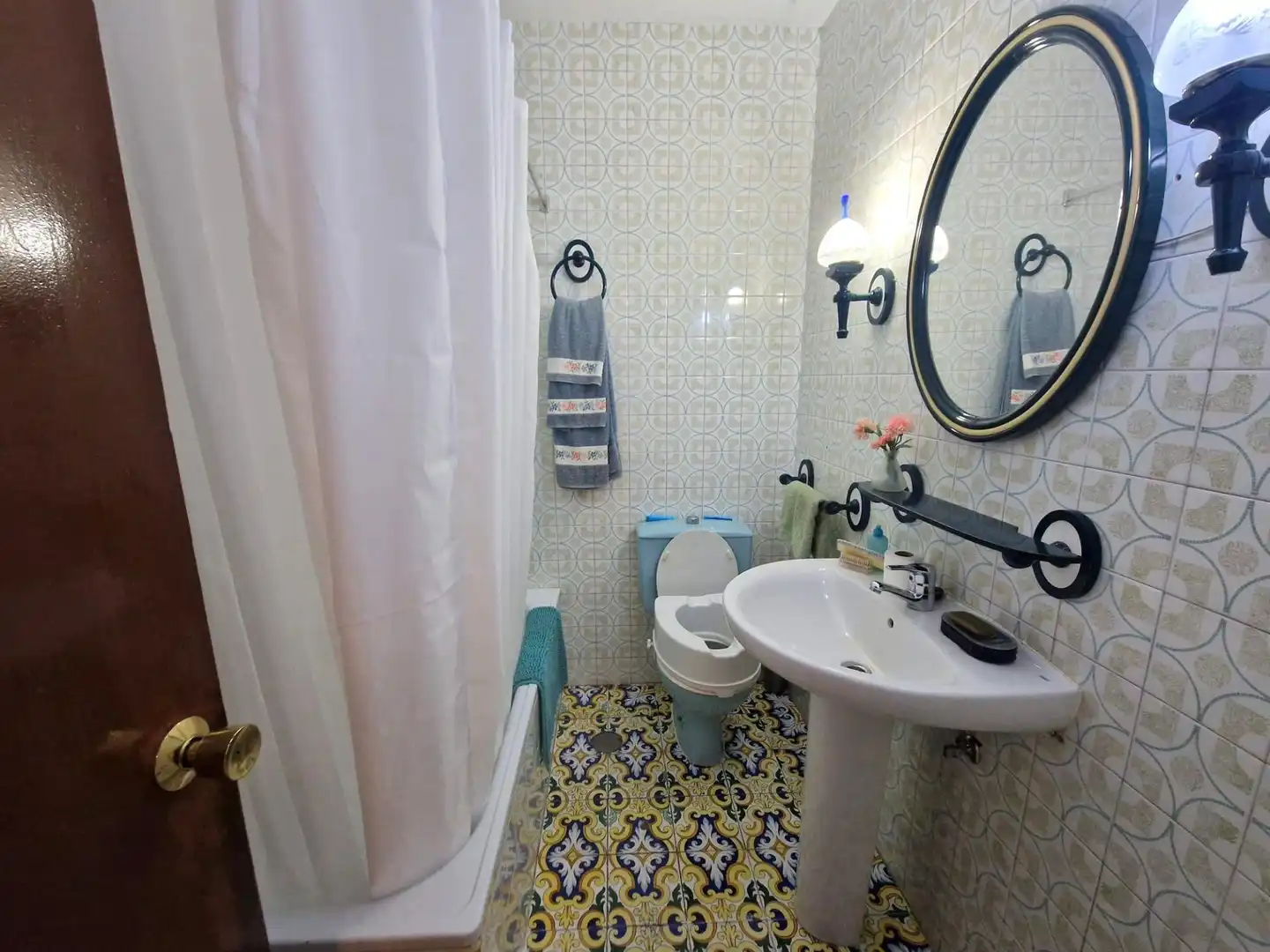 Badezimmer von Einfamilien-Reihenhaus zum Verkauf in Plasencia mit Klimaanlage, Terrasse und Abstellraum