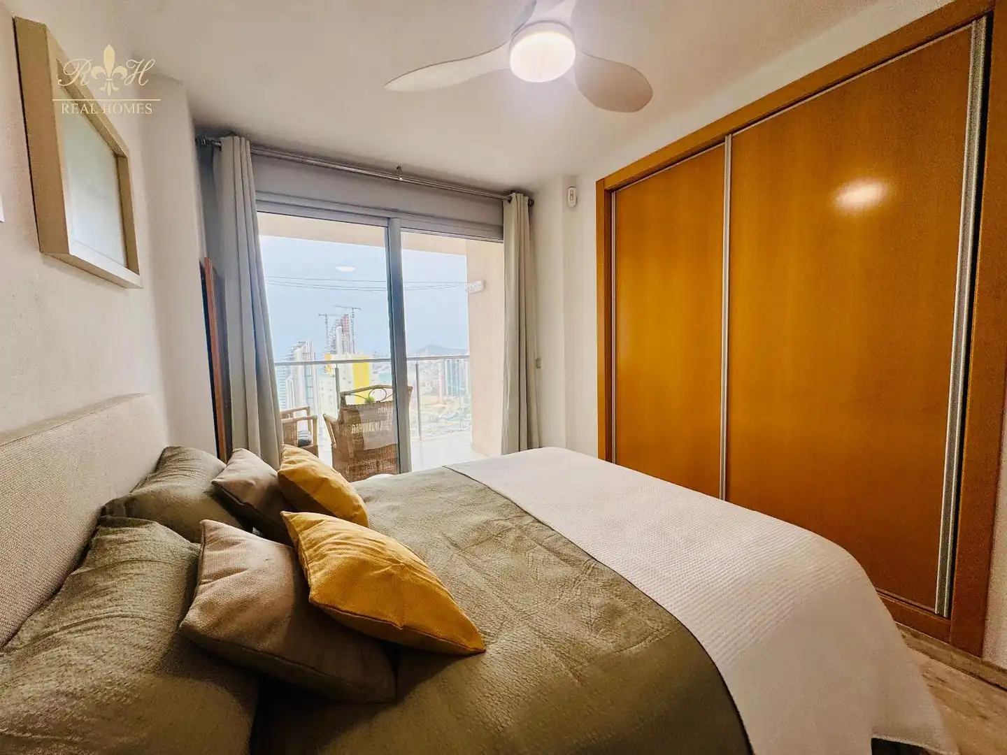 Schlafzimmer von Wohnung zur Miete in Benidorm mit Klimaanlage, Heizung und Schwimmbad
