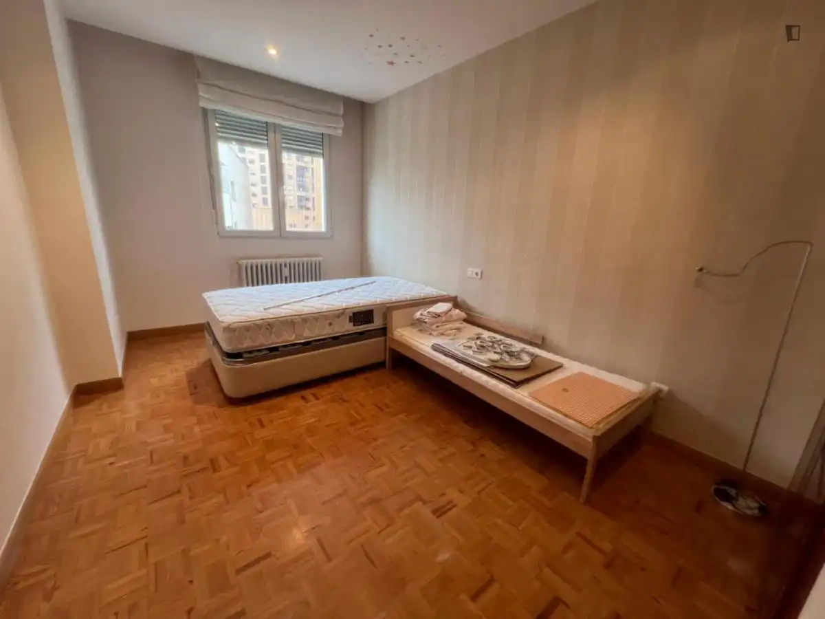 Schlafzimmer von Wohnungen zur untervermieten in Burgos mit Möbliert, Ofen und Waschmaschine