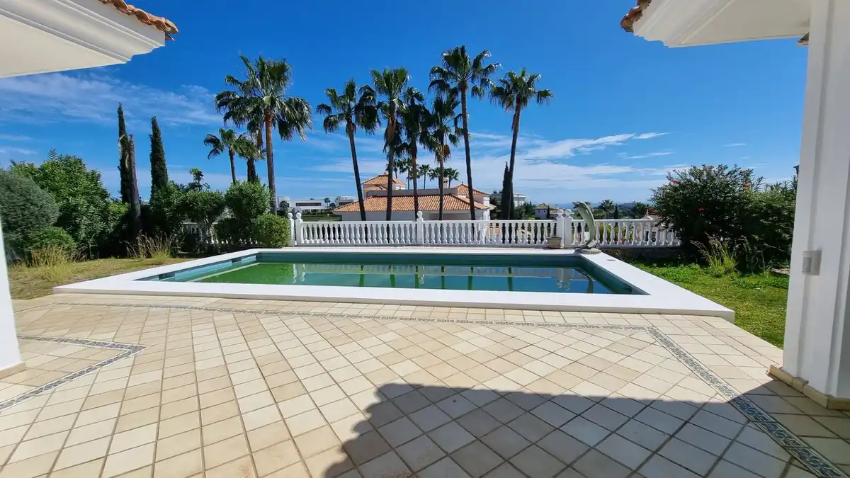 Vista exterior de Casa o xalet de lloguer en Benahavís amb Aire condicionat, Jardí privat i Terrassa