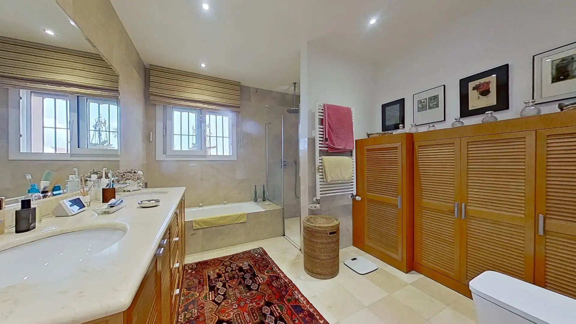 Bany de Casa o xalet en venda en Málaga amb Aire condicionat, Terrassa i Piscina