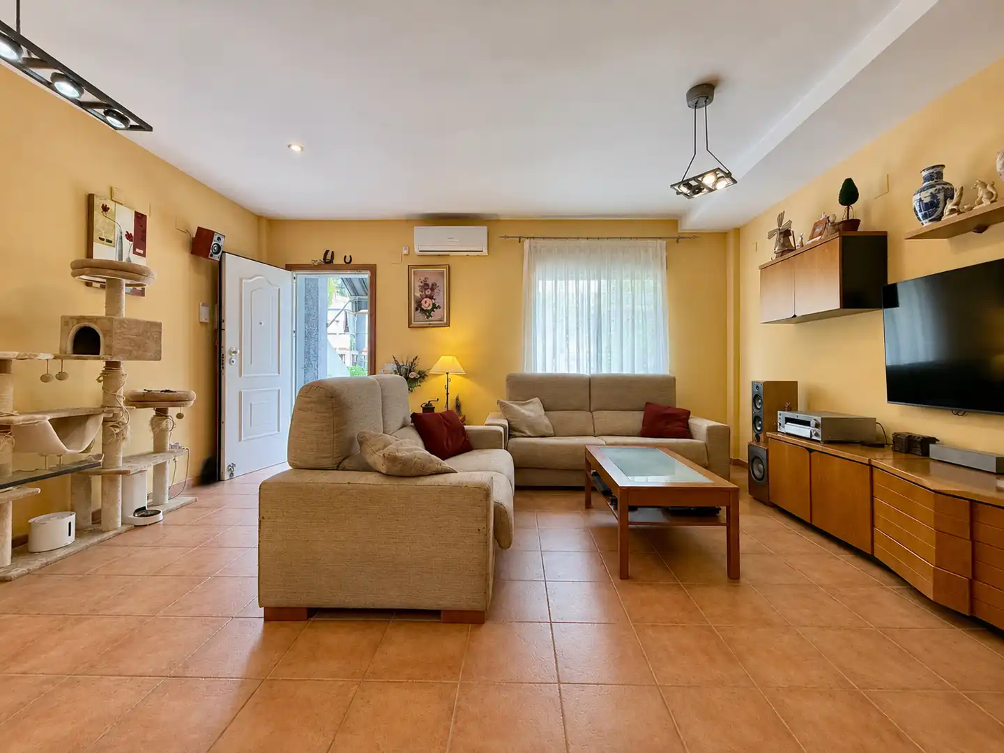 Wohnzimmer von Einfamilien-Reihenhaus zum Verkauf in San Antonio de Benagéber mit Klimaanlage, Heizung und Privatgarten