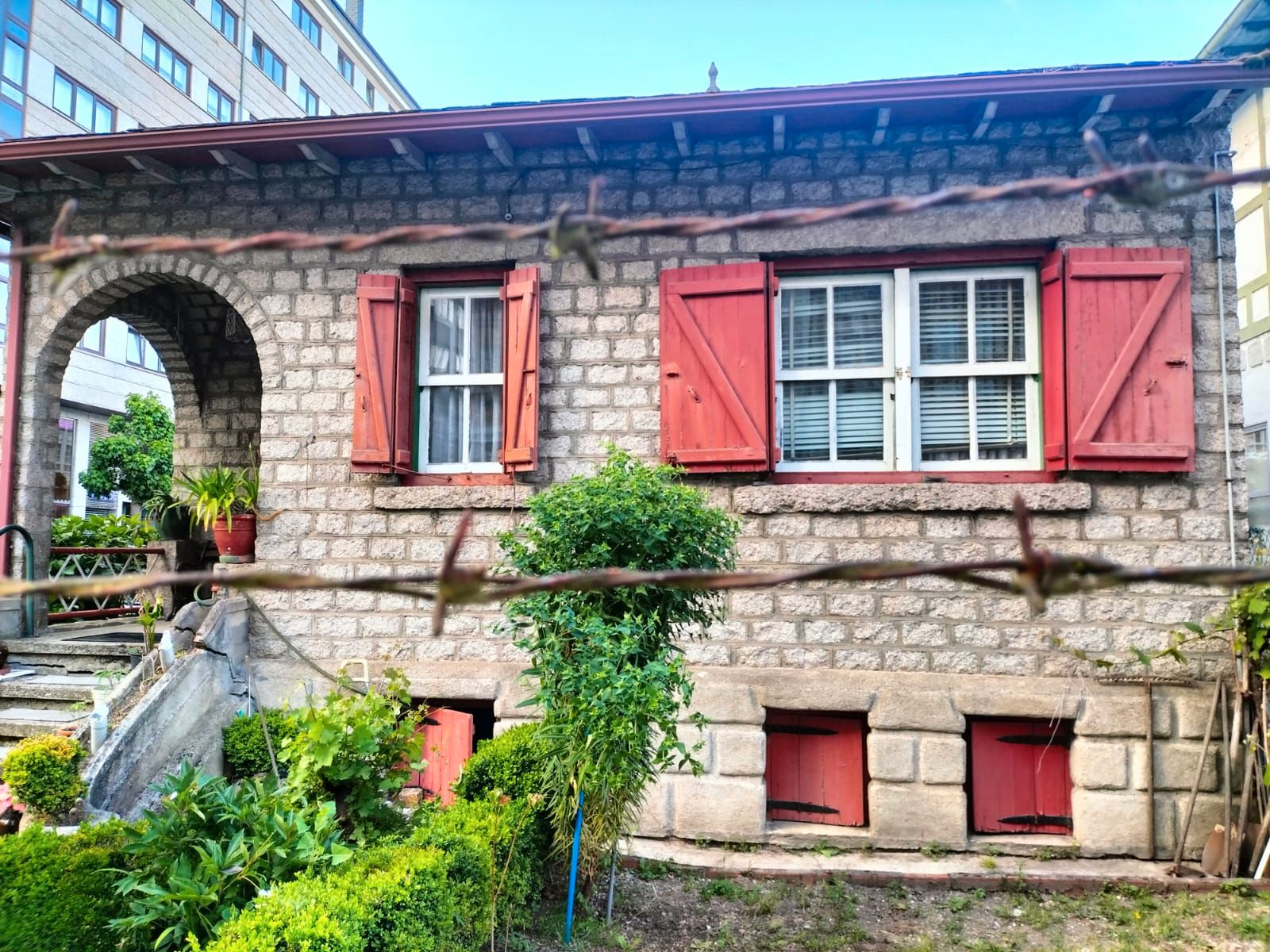 Vista exterior de Casa o xalet en venda en Lugo Capital amb Jardí privat i Traster